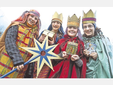 Kommen nur auf Bestellung: (v.li.) die Sternsinger Johannes (14), Katharina (12), Sarah (12) und Annika (12) aus der Neurieder Pfarrei St. Nikolaus. Foto: Sauer Kommen nur auf Bestellung: (v.li.) die Sternsinger Johannes (14), Katharina (12), Sarah (12) und Annika (12) aus der Neurieder Pfarrei St. Nikolaus. Foto: Sauer