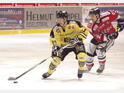 Defensiv und offensiv stark: Christian Kolacny (li.) bleibt den Löwen als wichtiger Verteidiger bis 2015 erhalten. Foto: archiv Defensiv und offensiv stark: Christian Kolacny (li.) bleibt den Löwen als wichtiger Verteidiger bis 2015 erhalten. Foto: archiv