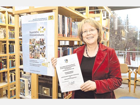 Mit einer Urkunde hat sich Landr&auml;tin Johanna Rumsch&ouml;ttel bei der Gemeindeb&uuml;cherei Gr&auml;felfing und ihrer Leiterin Elke Naeve (Foto) f&uuml;r die Unterst&uuml;tzung der Bayerischen Ehrenamtskarte bedankt. foto: sauer