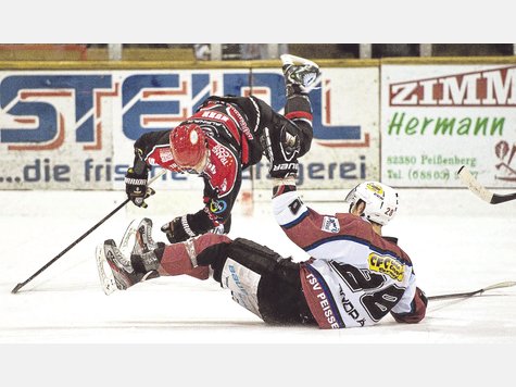 Zwei straucheln, aber nur Peißenberg fällt: Martin Andrä (vo.) und die „Eishackler“ kassierten gegen Buchloe die dritte Heimpleite in dieser Saison. foto: gronau Zwei straucheln, aber nur Peißenberg fällt: Martin Andrä (vo.) und die „Eishackler“ kassierten gegen Buchloe die dritte Heimpleite in dieser Saison. foto: gronau