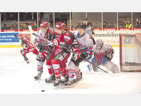 Unser Puck! Gennaro H&ouml;rdt (l.) und Raphael K&auml;fer (M.) blocken einen gegnerischen Akteur vom Spielger&auml;t ab. foto: Stefan rossmann