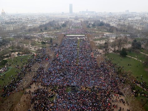 Das Bild, das vom Eifelturm aus erstellt wurde, zeigt die hunderttausenden Menschen, die am Sonntag in Paris gegen die Homo-Ehe demonstriert haben. Bild: AP