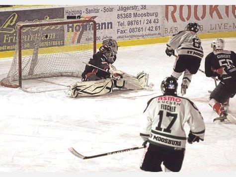 Der Nächste, bitte! Hier erzielt Moosburgs kleinster Spieler, Sergej Hausauer, das zwischenzeitliche 6:1 gegen den Tabellenletzten aus Nürnberg. Sieben weitere Tore sollten noch folgen. Foto: Fengler Der Nächste, bitte! Hier erzielt Moosburgs kleinster Spieler, Sergej Hausauer, das zwischenzeitliche 6:1 gegen den Tabellenletzten aus Nürnberg. Sieben weitere Tore sollten noch folgen. Foto: Fengler