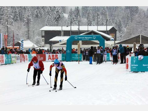 Fr&ouml;hlich geht's bei den Special Olympics in Garmisch-Partenkirchen zu. Die Teilnehmer geben in den sieben verschiedenen Sportarten alles - sehen Sie selbst.