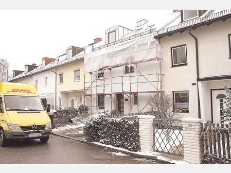 Modellsanierung: In einem Reihenhaus des Ringstraßen-Quartiers sind bereits energetische Maßnahmen wie Dach- und Gaubendämmung durchgeführt. Bei einem Tag der offenen Baustelle konnten sich interessierte Bürger im Vorjahr darüber informieren. Foto: Rutt Modellsanierung: In einem Reihenhaus des Ringstraßen-Quartiers sind bereits energetische Maßnahmen wie Dach- und Gaubendämmung durchgeführt. Bei einem Tag der offenen Baustelle konnten sich interessierte Bürger im Vorjahr darüber informieren. Foto: Rutt