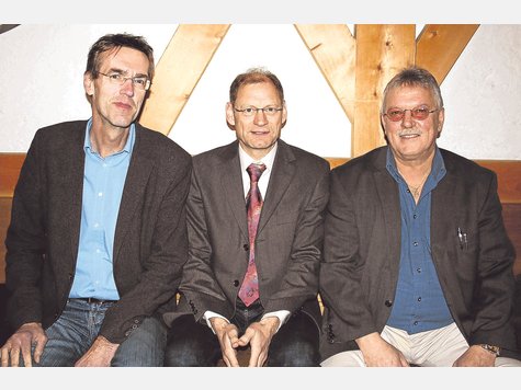 Gastgeber eines interessanten Abends: KEG-Gesch&auml;ftsf&uuml;hrer Matthias Kratz (l.) und Gewerbebeirats-Vorsitzender Peter Imminger (r.) mit dem Referenten Josef Rother. foto: nah