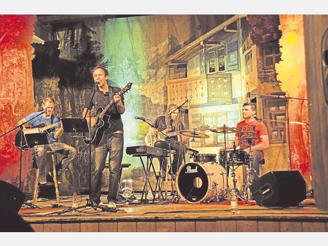 Vier Jungs, eine Leidenschaft: Die Band &bdquo;Leiwand&ldquo; mit (v.l.) Sebastian Unterstein, Tassilo Pritzl, Stephan Weigel und Matthias Bartsch spielen bei der Brettl-Nacht. foto: fkn