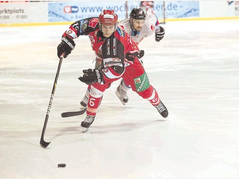 Mit gro&szlig;en Schritten in Richtung Playoffs: Maximilian Sch&auml;ffler und der EHC Klostersee. foto: sro