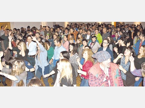 Im Kleinen Theater in Oberammergau sind die Zuh&ouml;rer begeistert. foto: schauer
