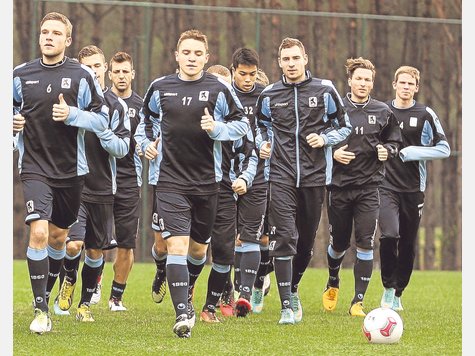 Mittendrin im Löwenrudel: Andreas Geipl (vorne 2. v. l.) trainiert mit dem Profikader des TSV 1860 München an der türkischen Riviera und stellt sein Talent eindrucksvoll unter Beweis. foto: sampics Mittendrin im Löwenrudel: Andreas Geipl (vorne 2. v. l.) trainiert mit dem Profikader des TSV 1860 München an der türkischen Riviera und stellt sein Talent eindrucksvoll unter Beweis. foto: sampics