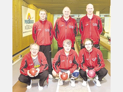 Die Rückkehr in die Regionalliga rückt näher: Das Fortuna-Team mit (v. v. l.) Herbert Preuß, Aydin Coban, Julian Kral (hi. v. l.) Thomas Huppenberger, Konrad Stremair und Hans Martin Pitters (nicht auf dem Bild: Ivan Juric). foto: gronau Die Rückkehr in die Regionalliga rückt näher: Das Fortuna-Team mit (v. v. l.) Herbert Preuß, Aydin Coban, Julian Kral (hi. v. l.) Thomas Huppenberger, Konrad Stremair und Hans Martin Pitters (nicht auf dem Bild: Ivan Juric). foto: gronau