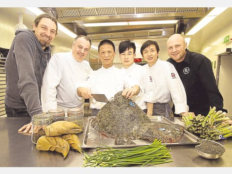 Vorbereitung auf die Koch-WM: Wolfgang Weigler, Stefan Stiller, Sun Jian Ping, Xu Wu, Shi Jinsheng und Florian Aumiller (v.l.) haben f&uuml;r das Fischgericht Steinbutt gew&auml;hlt. Irisches Rind wird zur Fleischspeise verarbeitet. Foto: Jaksch