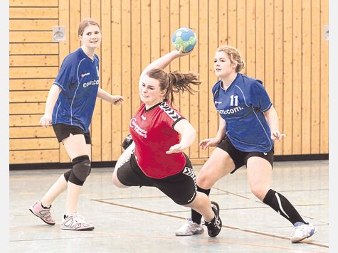 Treffsicher: Lucia Heger (rotes Trikot) hatte mit ihren zehn Toren wesentlichen Anteil am Pei&szlig;enberger Sieg. foto: halmel