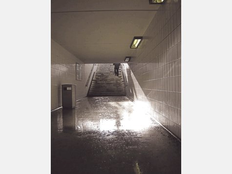 Trostlos: die Unterführung am Poinger S-Bahnhof. Ebenso trostlos sind die Aussichten, dass bald eine neue, barrierefreie Unterführung gebaut- foto: rm Trostlos: die Unterführung am Poinger S-Bahnhof. Ebenso trostlos sind die Aussichten, dass bald eine neue, barrierefreie Unterführung gebaut- foto: rm