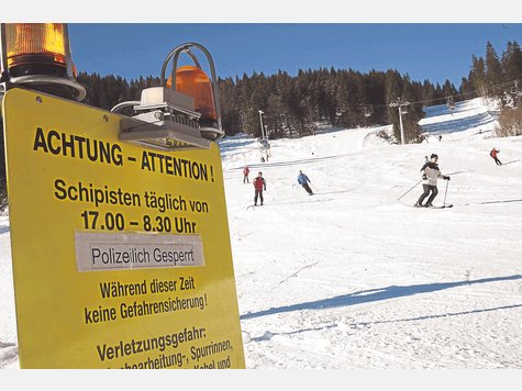 N&auml;chtliche Sperre: Gefahrenhinweis an der St&uuml;mpflingabfahrt. Das Skifahrverbot hat die Gemeinde jetzt per Anordnung bekr&auml;ftigt und das Begehen mit Tourenski untersagt. Es drohen Bu&szlig;gelder. foto:thomas plettenberg