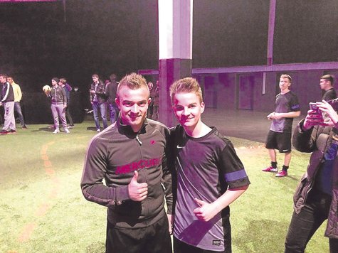 Eine gewisse &Auml;hnlichkeit ist schon zu erkennen. Und auf dem Fu&szlig;ballplatz spielen der Erdinger Marcel Urland (r.) und Bayerns Xherdan Shaqiri am liebsten Linksau&szlig;en. Foto: fkn