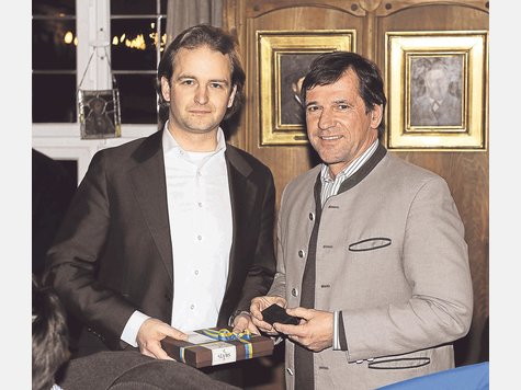 Abschied und Willkommen: Alois Maichel (l.) hat den Gemeinderat verlassen. Nachfolger Jürgen Höltschl (r.) wurde nun von Bürgermeister Franz Schnitzenbaumer vereidigt. Fotos: al Abschied und Willkommen: Alois Maichel (l.) hat den Gemeinderat verlassen. Nachfolger Jürgen Höltschl (r.) wurde nun von Bürgermeister Franz Schnitzenbaumer vereidigt. Fotos: al