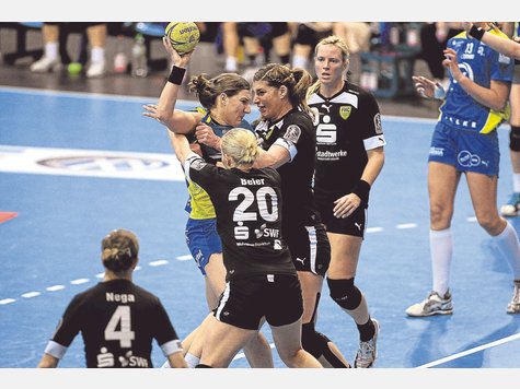 Weltstar im R&uuml;ckraum: Karolina Kudlacz (mit Ball) ist polnische Nationalspielerin. Foto:HCL/Sebastian Brauner