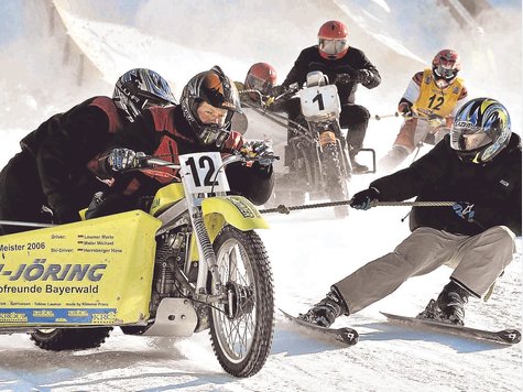 Rasanter Motorsport: Beim Skijörring schleppt ein Motorrad – hier mit Seitenwagen – einen Skifahrer. foto: Sehr Rasanter Motorsport: Beim Skijörring schleppt ein Motorrad – hier mit Seitenwagen – einen Skifahrer. foto: Sehr