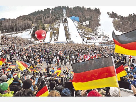 Ein perfektes Bild: Das Neujahrsskispringen 2013 knüpft in Sachen Sport und Stimmung an glorreiche Zeiten an. foto: sehr Ein perfektes Bild: Das Neujahrsskispringen 2013 knüpft in Sachen Sport und Stimmung an glorreiche Zeiten an. foto: sehr