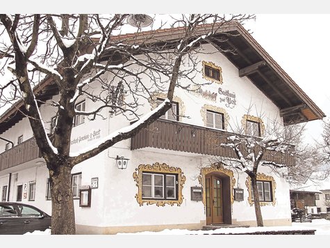 Seit &uuml;ber zehn Jahren steht das Gasthaus Zur Post leer: Jetzt wollen es B&uuml;rger erwerben und sanieren. Foto: fem