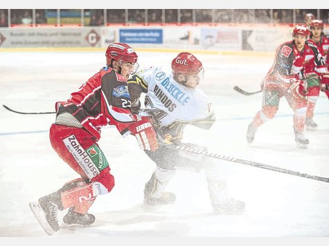 Christian Hummer (li.) war am Freitagabend zur&uuml;ck im EHC-Team. Doch auch sein Einsatz konnte die EHC-Niederlage nicht verhindern. Foto: Stefan Rossmann