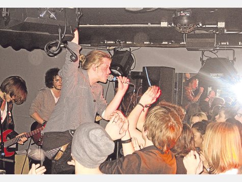 Alles gegeben haben Backs-Sänger Dominik Lekavski, seine Bandkollegen und das Publikum. foto: just Alles gegeben haben Backs-Sänger Dominik Lekavski, seine Bandkollegen und das Publikum. foto: just