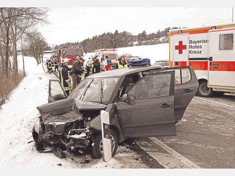 Zwei Stunden gesperrt war die B 11 gestern Nachmittag nach einem schweren Unfall. Foto: sh Zwei Stunden gesperrt war die B 11 gestern Nachmittag nach einem schweren Unfall. Foto: sh