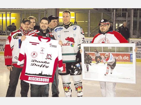 Verspätetes Abschiedsgeschenk: Die Regensburger Fans kamen zur Partie nach Moosburg, um ihren „Daffi“ (2.v.r.) auf fremdem Eis gebührend zu verabschieden, nachdem es dazu im eigenen Stadion nicht mehr gekommen war. Foto: Fengler Verspätetes Abschiedsgeschenk: Die Regensburger Fans kamen zur Partie nach Moosburg, um ihren „Daffi“ (2.v.r.) auf fremdem Eis gebührend zu verabschieden, nachdem es dazu im eigenen Stadion nicht mehr gekommen war. Foto: Fengler