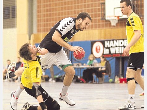 Beide H&auml;nde im Einsatz: Mit der einen Hand f&uuml;hrt Weilheims &uuml;berragender Akteur Felix Becker den Ball, mit der anderen h&auml;lt er sich einen Gegenspieler vom Leib. foto: halmel