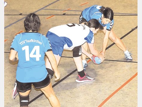 Kampf um Ball und Meisterschaftschance: Taufkirchens Tanja Schweiger (r.) und Altenerdings Susanne Luger, beobachtet von Kati G&ouml;ssl (l.). Foto: weingartner