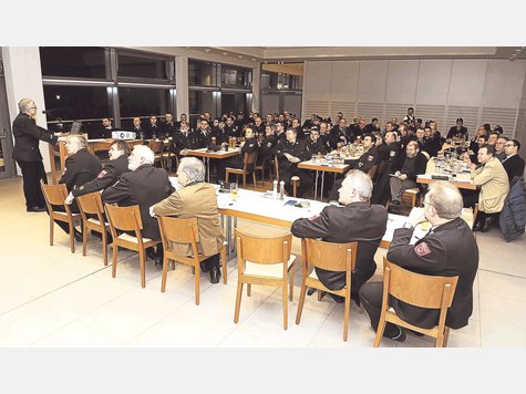 „Gewaltige Einsatzbereitschaft“: Mit einem dicken Lob verabschiedete sich Kreisbrandrat Michael Röhrl bei der Tagung in der Schlierseer Vitalwelt von den 38 Kommandanten der Landkreis-Feuerwehren. Foto: Andreas Leder „Gewaltige Einsatzbereitschaft“: Mit einem dicken Lob verabschiedete sich Kreisbrandrat Michael Röhrl bei der Tagung in der Schlierseer Vitalwelt von den 38 Kommandanten der Landkreis-Feuerwehren. Foto: Andreas Leder