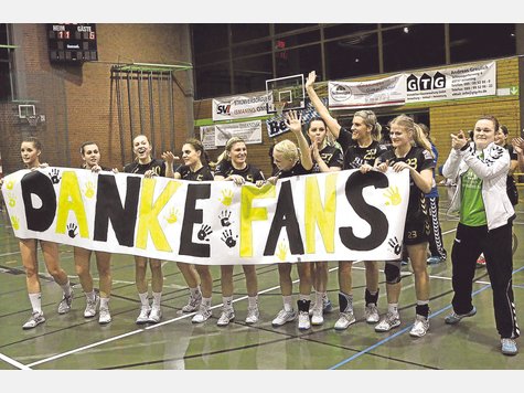 Ein echtes Erlebnis ist die Partie gegen den Rekordmeister f&uuml;r die Ismaninger Spielerinnen &ndash; auch aufgrund der Unterst&uuml;tzung von den R&auml;ngen. Nach dem Spiel bedanken sich die Handballerinnen beim Publikum. foto: gef&ouml;