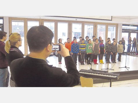 Begrüßungslied: Die 17 Schüler aus der chinesischen Stadt Wuxi singen in der Aula der Realschule zum Auftakt der Begegnungswoche. foto: rm Begrüßungslied: Die 17 Schüler aus der chinesischen Stadt Wuxi singen in der Aula der Realschule zum Auftakt der Begegnungswoche. foto: rm