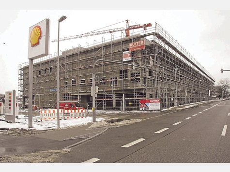 Voll eingerüstet: Das Dach ist drauf, auf der Baustelle an der Münchner Straße laufen die Innenarbeiten. Spätestens im November soll die „Karlsfelder Meile“ für Kunden offen sein so wie auf der Simulation rechts. Foto: Betz (1) Voll eingerüstet: Das Dach ist drauf, auf der Baustelle an der Münchner Straße laufen die Innenarbeiten. Spätestens im November soll die „Karlsfelder Meile“ für Kunden offen sein so wie auf der Simulation rechts. Foto: Betz (1)