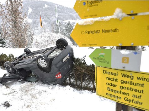 Gl&uuml;ck im Ungl&uuml;ck hatten die Insassen dieses Kleinwagens. Laut Rettungsdienst sind die beiden unverletzt geblieben.