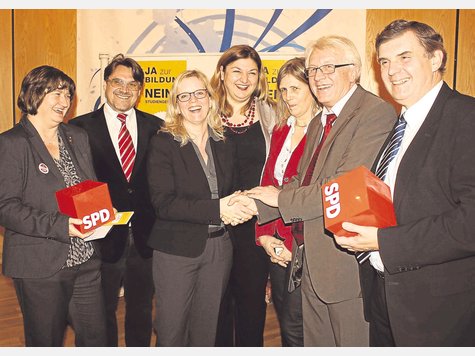Bester Laune nach der Niedersachsen-Wahl (v. l.): Michaela Meister, Michael Gruber, Generalsekret&auml;rin und Festrednerin Natascha Kohnen, Elif Cindik, Ulla Dieckmann, Horst Schmidt und Ewald Schurer. Foto: ham