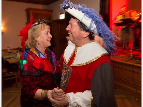 Bunt ging es zu beim Faschingsball in Gilching. Der Gasthof Widmann war fest in den H&auml;nden der Narren, und das bis tief in die Nacht.
