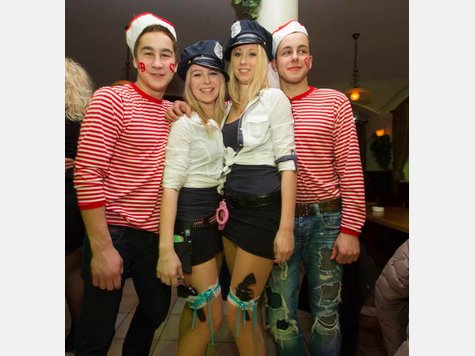 Bunt ging es zu beim Faschingsball in Gilching. Der Gasthof Widmann war fest in den H&auml;nden der Narren, und das bis tief in die Nacht.