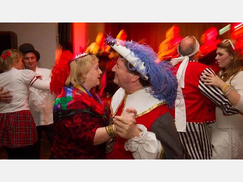 Bunt ging es zu beim Faschingsball in Gilching. Der Gasthof Widmann war fest in den H&auml;nden der Narren, und das bis tief in die Nacht.