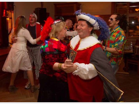 Bunt ging es zu beim Faschingsball in Gilching. Der Gasthof Widmann war fest in den H&auml;nden der Narren, und das bis tief in die Nacht.