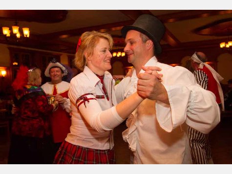 Bunt ging es zu beim Faschingsball in Gilching. Der Gasthof Widmann war fest in den H&auml;nden der Narren, und das bis tief in die Nacht.