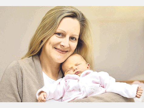 Die kleine Sophia schlummert friedlich im Arm ihrer Mutter Alexandra Laus aus Gr&auml;felfing. Das im November 2012 in der Wolfart-Klinik geborene Baby tr&auml;gt einen im W&uuml;rmtal beliebten Namen, der sich von dem altgriechischen Wort f&uuml;r Weisheit herleitet. In der Gemeinde Gr&auml;felfing gaben im Vorjahr Eltern drei M&auml;dchen den Namen Sophia. Foto