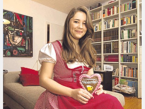 Ein Herz f&uuml;r die Wiesn: Laeticia Mabilais Esteve in ihrem neuen roten Dirndl, das sie extra f&uuml;r ihren Oktoberfest-Besuch gekauft hat. foto: Andrea Jaksch