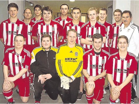 Erdinger Schiris zieren das Tabellenende (hinten, v. l.): Johannes Scheidhammer, Knut Friedrichs, Wolfgang Haslberger, Georg Weber, Simon Wiethaus, Rico Spyra, Philipp Steinbach, Kevin Ohm, Sebastian Eibl, Coach Martin K&uuml;belsbeck, (vorne, v. l.) Gerhard Ferlisch, Florian Malcher, Alfons Deutinger, Kevin Philipp und Manuel M&uuml;ller. foto: kb