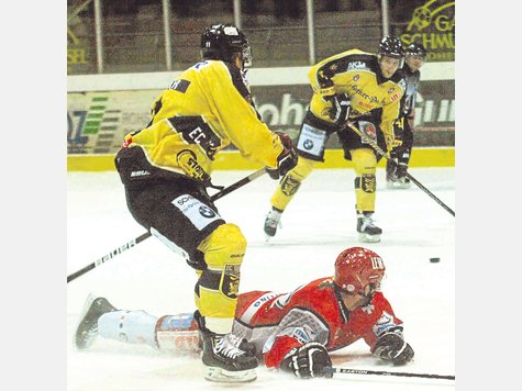 Bauchlandung: Nach drei Siegen (Bild vom 2:1 im Heimspiel) unterlag der EC Peiting in Bad Tölz mit 1:3. foto: df Bauchlandung: Nach drei Siegen (Bild vom 2:1 im Heimspiel) unterlag der EC Peiting in Bad Tölz mit 1:3. foto: df