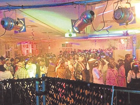 Da war&rsquo;s noch friedlich: Besucher des Weichser Balls.foto: cb