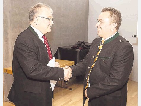 Vereidigt: B&uuml;rgermeister Ferdinand Pfaffinger (l.) gratuliert dem neuen FDP-Stadtrat Anton Wiesb&ouml;ck. Foto: svj