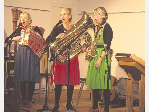 Burgi, B&auml;rbi und Moni als &bdquo;beste Schwestern&ldquo; auf der B&uuml;hne in Weichs. foto: nefzger