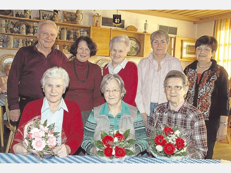 Sag&rsquo;s mit Blumen: Dieter Karsten (72), Rosina Karsten (67), Leni Maier (75), Helga Adlwarth (65) und Marianne Grad (63) verabschiedeten die langj&auml;hrigen Helferinnen (vorne, v. li.) Maria Poschenrieder (82), Stasi Dankesreiter (82) und Ingrid Maier (74). Foto: daebel